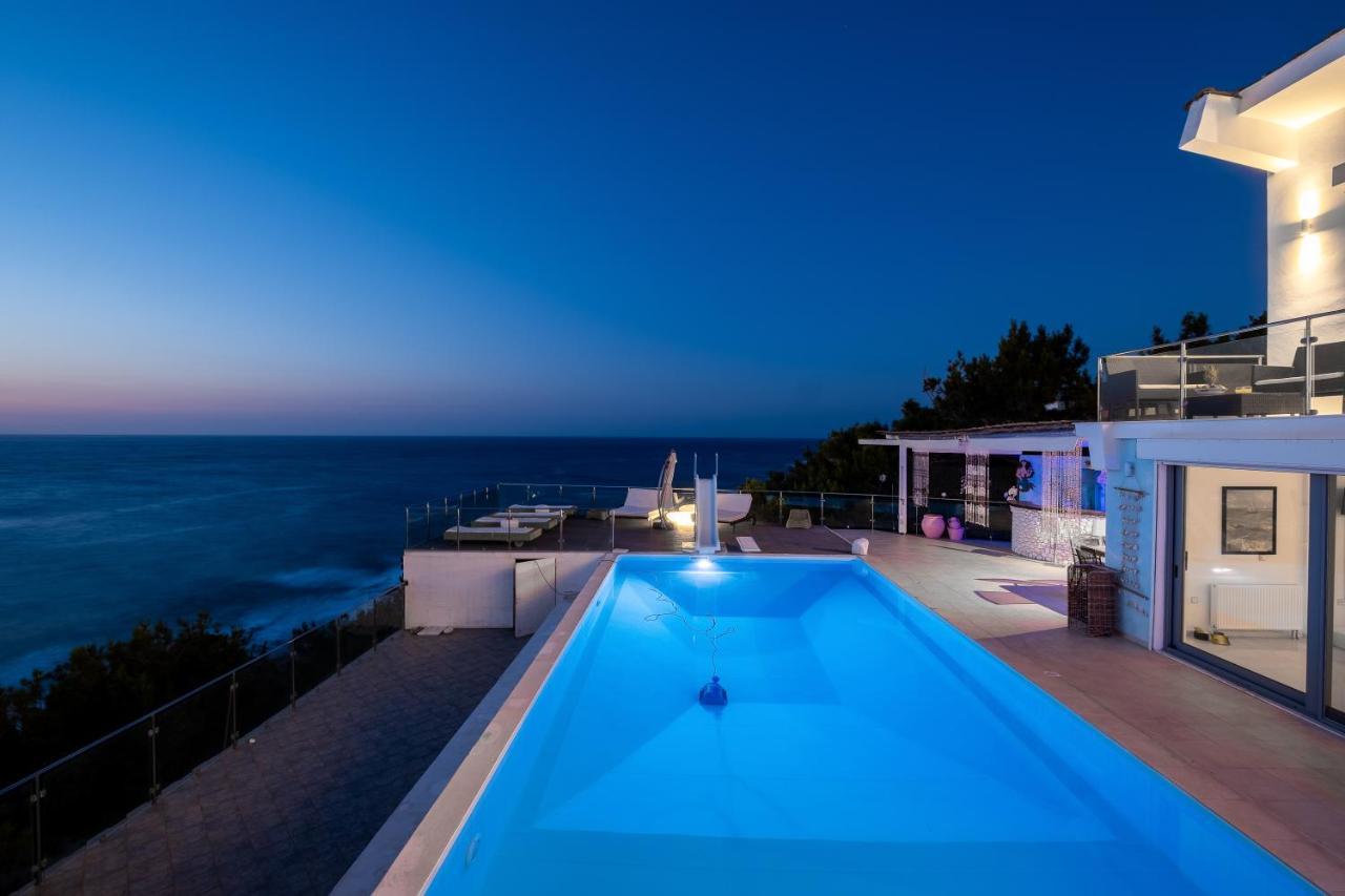 Icarus Luxury Beachfront Villa Gialiskari  エクステリア 写真