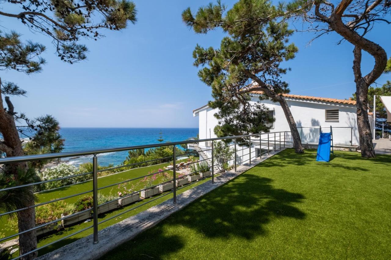 Icarus Luxury Beachfront Villa Gialiskari  エクステリア 写真